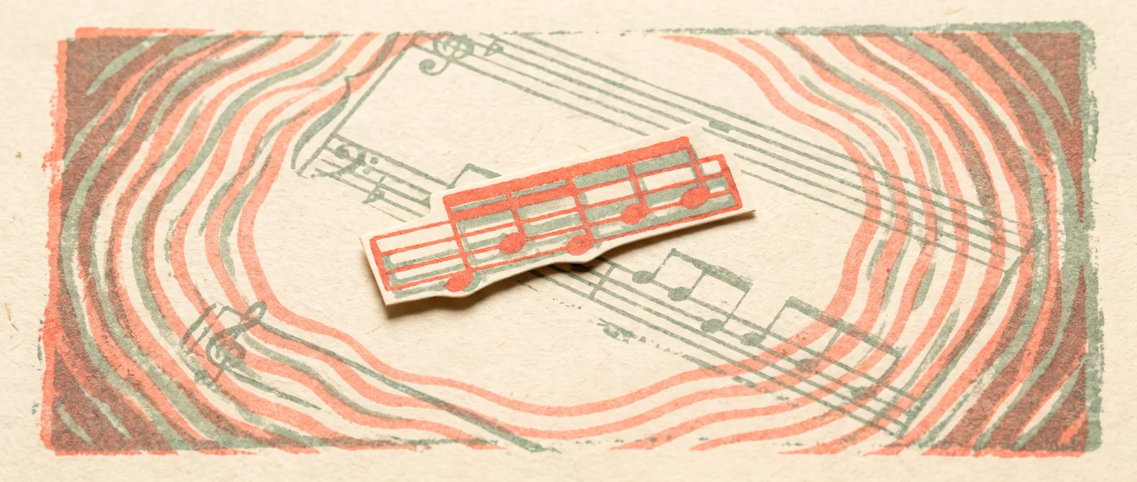 Risografía de una partitura de la que se extrae un compás para volver a pintarlo en una hoja separada entre ondas sonoras concéntricas