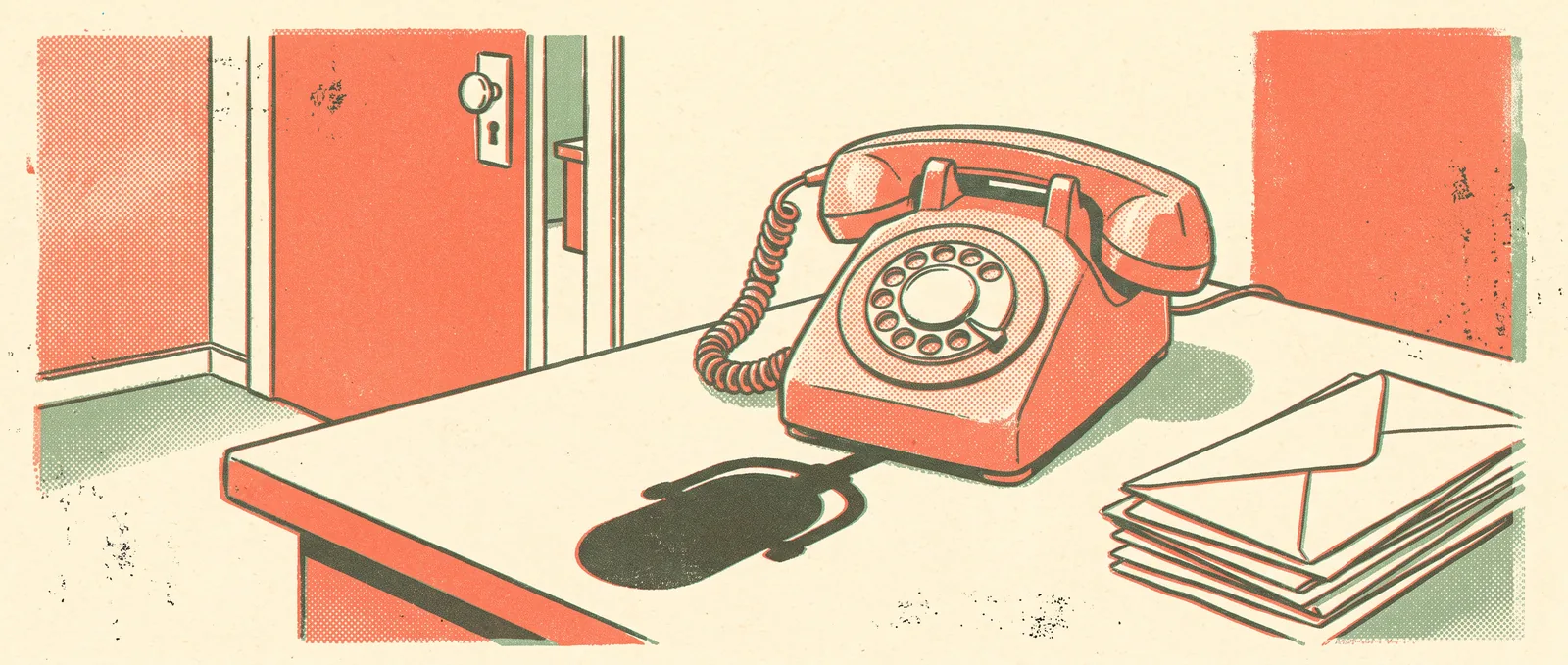 Un telefono da scrivania a disco la cui cornetta proietta un'ombra dalla forma diversa, con una porta d'ufficio socchiusa e una pila di buste ancora chiuse