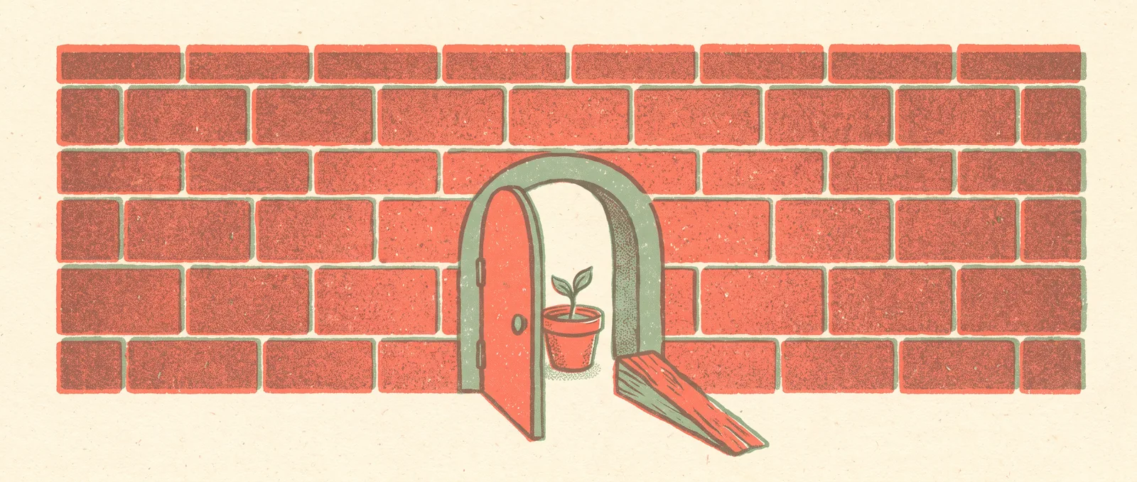 Una pequeña puerta cortada en una enorme pared de ladrillos, abierta con una cuña, una plántula en una vasija de barro en la entrada